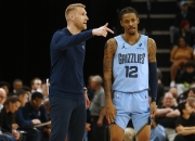 米兰体育app入口-灰熊主场力克猛龙，莫兰特表现全面