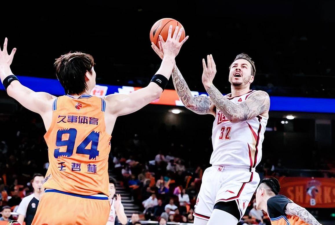 客场作战，球队逆转战胜对手