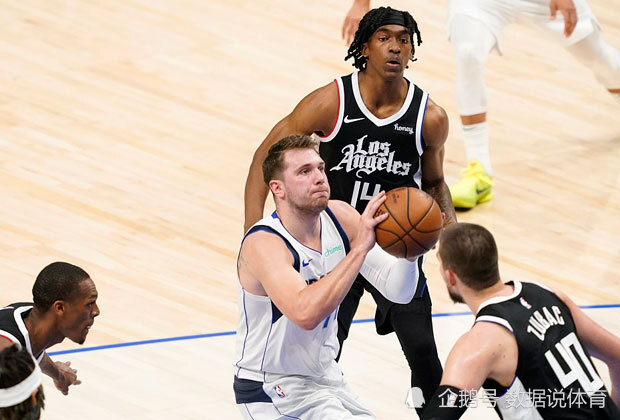 谁能笑到最后:两队顶尖球员将在赛场上一决高下 谁能笑到最后:两队顶尖球员将在赛场上一决高下