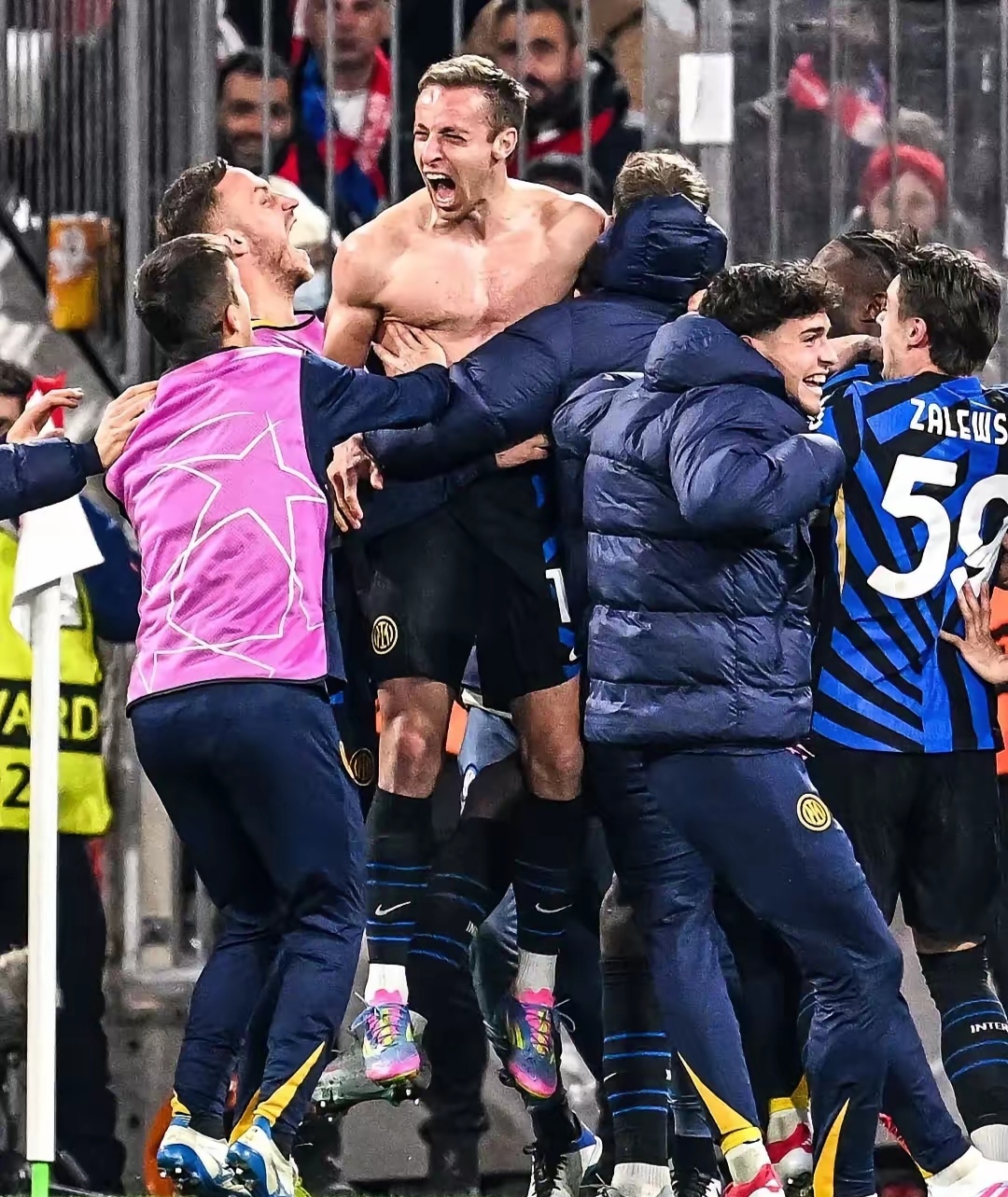 包含拜仁逆转晋级,欧冠半决赛兵分两路的词条 包含拜仁逆转晋级,欧冠半决赛兵分两路的词条