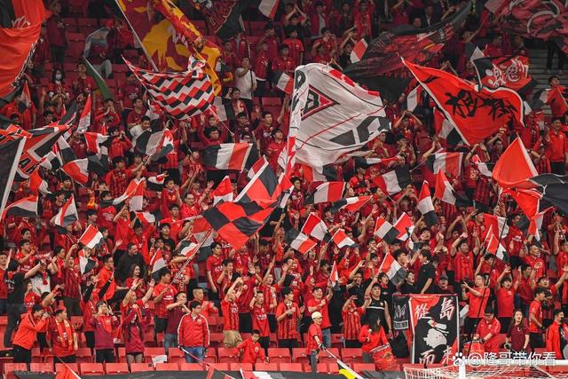 看台上的球迷为球队奋力呐喊助威