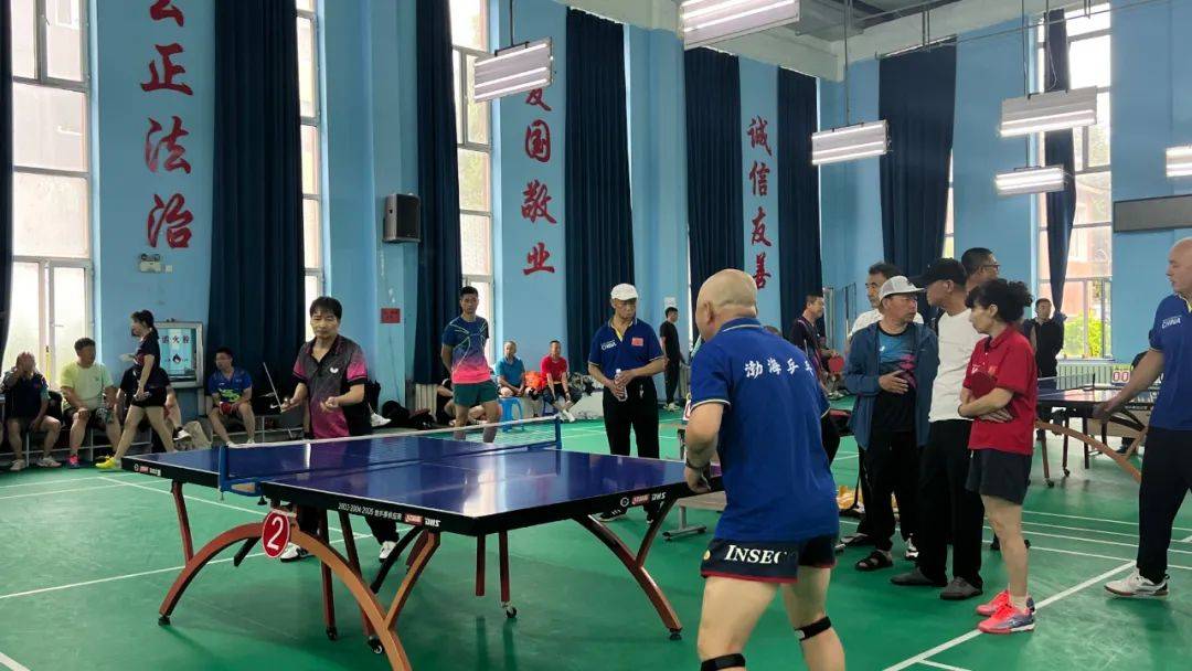 关于精神抖擞，选手战胜困难夺魁的信息