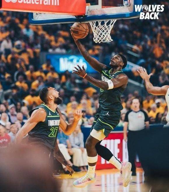 惊险瞬间!控球节奏完美,球队成功逆袭获胜! 惊险瞬间!控球节奏完美,球队成功逆袭获胜!