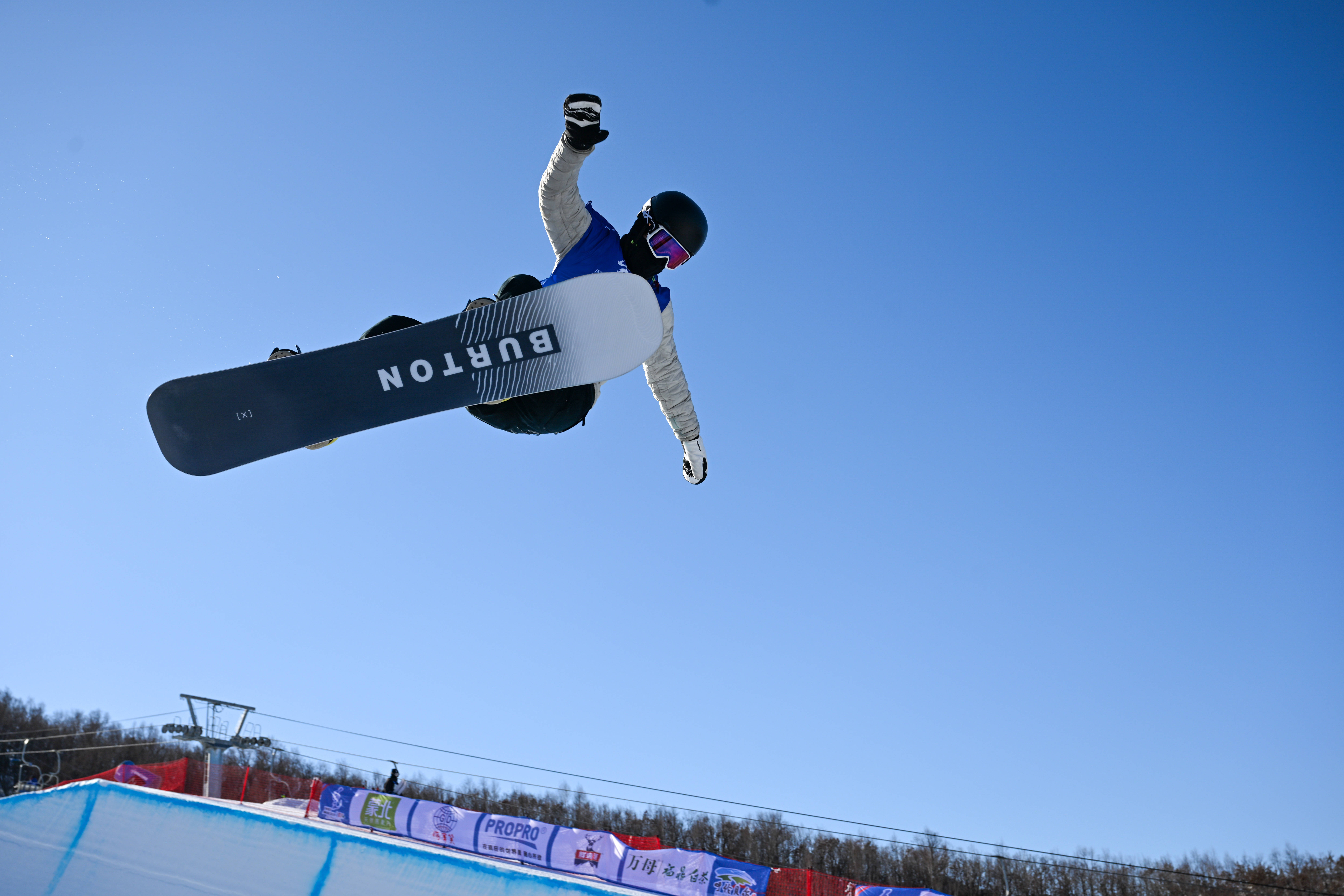美国滑雪选手在单板滑雪比赛中取得成功 美国滑雪选手在单板滑雪比赛中取得成功