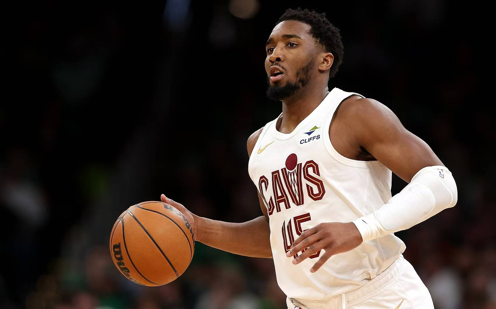 雄鹿惨败爵士,米切尔砍下30分 雄鹿惨败爵士,米切尔砍下30分