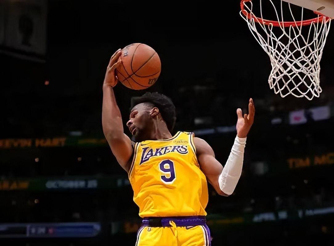 雄鹿主场艰难取胜,锁定胜局 雄鹿主场艰难取胜,锁定胜局