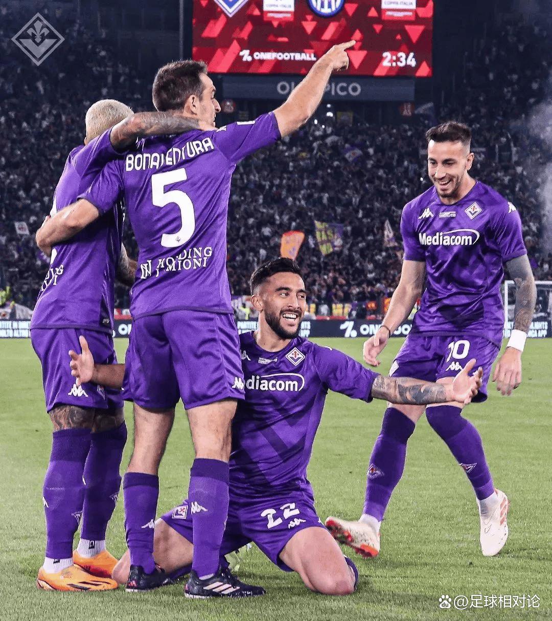 佛罗伦萨球员联手作战，夺取胜利