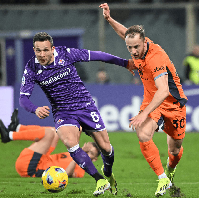 佛罗伦萨球员联手作战，夺取胜利