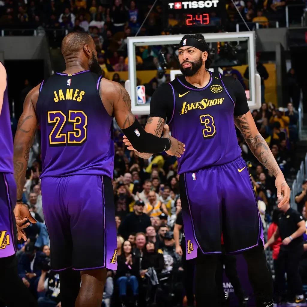 詹姆斯与戴维斯首发搭档已成黄金搭配