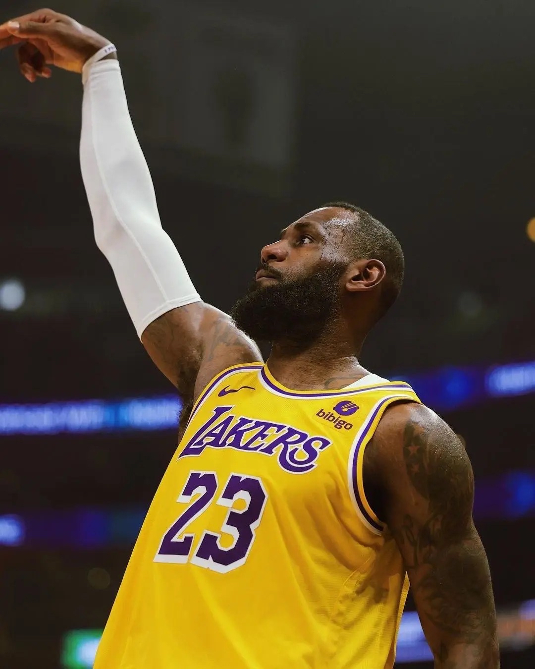 詹姆斯44分独揽,湖人击败马刺 詹姆斯44分独揽,湖人击败马刺