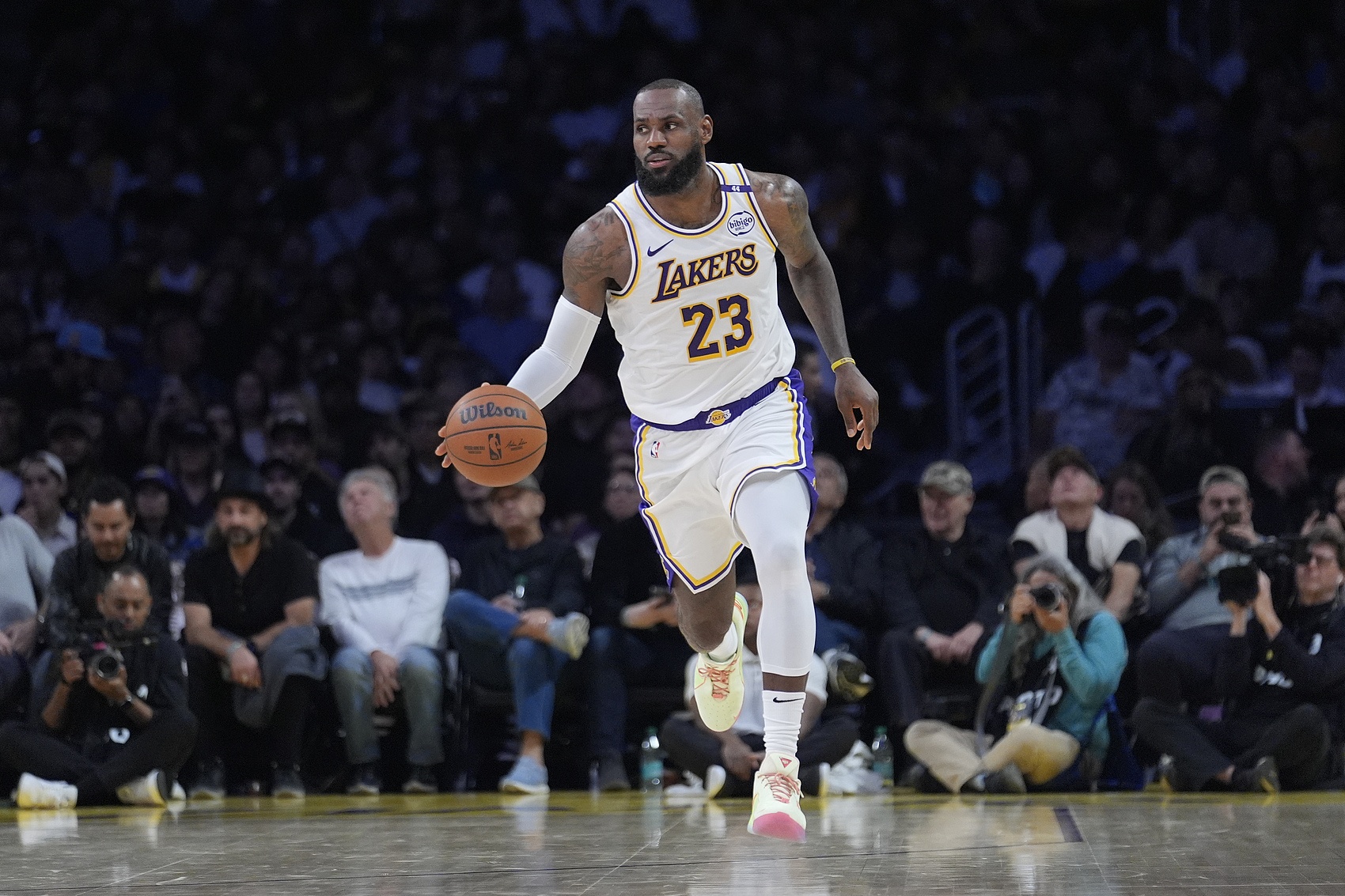 76人客场击败湖人,稳固第三 76人客场击败湖人,稳固第三